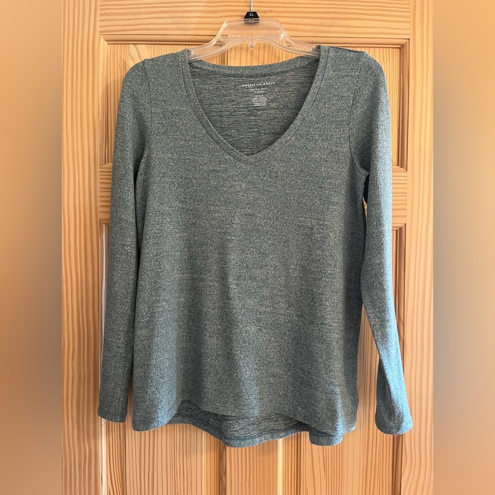 American Eagle Outfitters Women's Soft & Sexy Plush Long Sleeve V-Neck‎ size Med